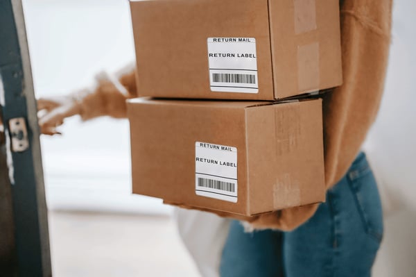 Quelqu'un apporte des paquets avec des étiquettes de retour au bureau de poste